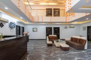 een lobby met 2 banken en een bar bij Saavi Hotel Huda City Centre in Gurgaon