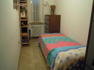 een slaapkamer met een bed en een dressoir in een kamer bij Le Fornaci in Castelfidardo