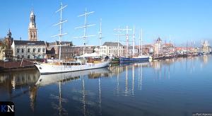 Eine Gruppe von Booten liegt in einem Hafen vor Anker. in der Unterkunft De Stadsboerderij in Kampen