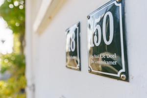 a house number sign on the side of a house at De Stadsboerderij in Kampen