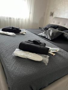 un grupo de tres camas con artículos de plástico. en holiday home Un posto solare, en Nápoles