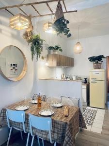 a dining room with a table and a kitchen at La Ciotat AUTHENTIQUE - T3 à 2 pas du port et des plages - Parking souterrain offert in La Ciotat