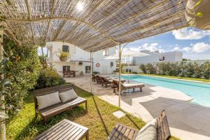 - une vue extérieure sur une villa avec une piscine dans l'établissement Villa Estro del Sud, à Gagliano del Capo
