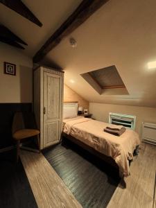 1 dormitorio con 1 cama y 1 silla en Boutique Guest House Yes For You en Plovdiv