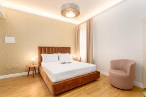 フィレンツェにあるホテル ジノリ アル ドゥオーモのベッドルーム1室(ベッド1台、椅子付)