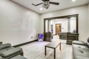 New Orleans Duplex 2 Mi to Bourbon Street! في نيو أورلينز: غرفة معيشة مع أريكة وسرير