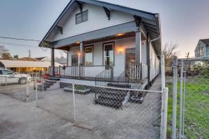 ein kleines Haus mit einem Zaun davor in der Unterkunft New Orleans Duplex 2 Mi to Bourbon Street! in New Orleans