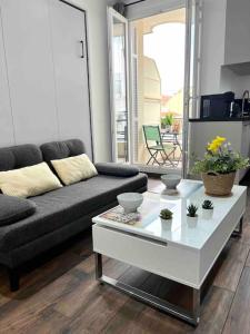 - un salon avec un canapé et une table basse dans l'établissement Studio centre ville de Nice à 200m de la plage, à Nice