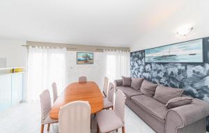 ein Wohnzimmer mit einem Tisch und einem Sofa in der Unterkunft 3 Bedroom Stunning Apartment In Kastel Luksic in Kaštela