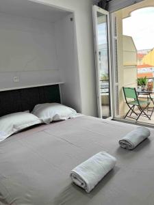 - une chambre avec un lit et 2 serviettes dans l'établissement Studio centre ville de Nice à 200m de la plage, à Nice