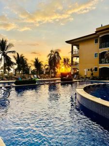 Bazén v ubytování Apartamento de Lujo en Playa Jacó, Frente al Mar, Wifi, AC, Parqueo Privado y Piscinas nebo v jeho okolí