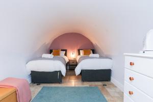 a room with three beds in a room with an arch at Wonderful Apartment in Bath wGarden - Sleeps 8 in Bath