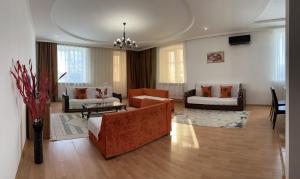Sala de estar con 2 sofás y mesa en Уютная и просторная 3х комнатная в ЦЕНТРЕ, en Uralsk