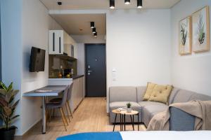 een woonkamer met een bank en een tafel bij Classy 103 Studio apartment in the heart of Athens in Athene