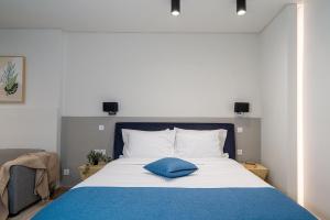 een bed met een blauw kussen erop bij Classy 103 Studio apartment in the heart of Athens in Athene