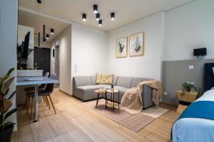 een woonkamer met een bank en een tafel bij Classy 103 Studio apartment in the heart of Athens in Athene