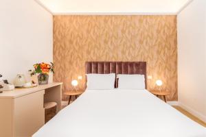 フィレンツェにあるホテル ジノリ アル ドゥオーモのベッドルーム(ベッド1台、デスク付)