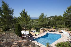 - l'image d'une piscine dans une villa dans l'établissement La Clé des Champs & Spa, à Roussillon