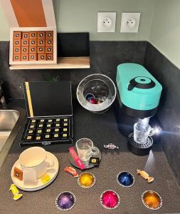 eine Küchentheke mit einem Laptop und anderen Gegenständen darauf in der Unterkunft Magnifique Studio à 30 min de La Défense in Conflans-Sainte-Honorine