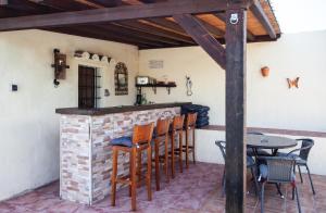 eine Terrasse mit einer Bar mit Stühlen und einem Tisch in der Unterkunft Cortijo Salobrena in Salobreña