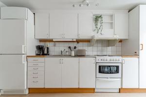 Affordable studio in trendy SoFo, construction work廚房或簡易廚房