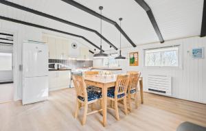 Kuchyň nebo kuchyňský kout v ubytování Holiday Home Nøddehaven Iii