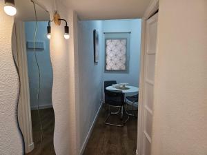 - un couloir avec une petite table et une fenêtre dans l'établissement Apartamento Gran Via Madrid W8.1, à Madrid