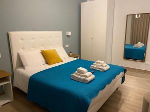 ein Schlafzimmer mit einem Bett mit Handtüchern darauf in der Unterkunft Luna Nuova Suites in Neapel