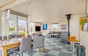 cocina y sala de estar con mesa y sillas en Nice Home In Haderslev With Kitchen en Diernæs