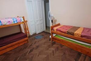 2 Etagenbetten in einem Zimmer mit Holzböden in der Unterkunft Casa Quinta El Romance 5100m2 in La Reja