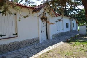 eine seitliche Aussicht auf ein weißes Gebäude mit einem steinernen Gehweg in der Unterkunft Casa Quinta El Romance 5100m2 in La Reja