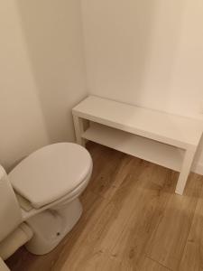 ein weißes Bad mit einem WC und einem Schreibtisch in der Unterkunft Appartement T2 privé proche gare in Marseille
