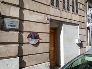 ein Schild an der Seite eines Gebäudes in der Unterkunft Appartement T2 privé proche gare in Marseille