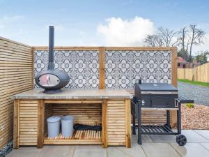 a grill and a stove in a backyard at Pippin in Spilsby