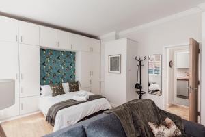 a bedroom with a bed and a couch at Covent Garden Stay in London