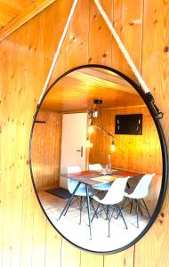 カンデルシュテークにあるCharming, well-equipped Alpine apartmentの円形鏡(テーブル、椅子付)