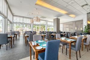 Restaurant o un lloc per menjar a Atlantica Sea Breeze, Adults Only