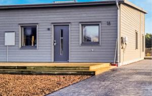 Mörbylångaにある2 Bedroom Stunning Home In Mörbylångaの青いドアとポーチのある灰色の家