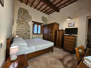 A bed or beds in a room at La Fonte Di Montebuono