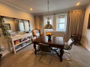 - une salle à manger avec une table et des chaises en bois dans l'établissement Ambiente am Breiten Tor Apartment 1, à Goslar