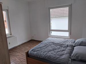 ein leeres Schlafzimmer mit einem Bett und einem Fenster in der Unterkunft 3 Zimmer Ferien & Monteurwohnung 1 Etage in Riedstadt