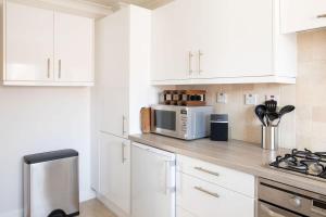 Η κουζίνα ή μικρή κουζίνα στο Central Chichester 3bd Mews House For Up To 6