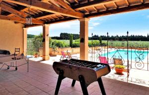 einen Grill auf einer Terrasse mit Poolblick in der Unterkunft Le Temps Perdu in Maussane-les-Alpilles