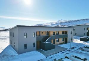un edificio en la nieve con nieve en Beautiful apartment in Akureyri, en Akureyri