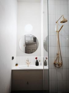 a bathroom with a sink and a mirror at Aparthotel Nowy Świat 28 in Warsaw