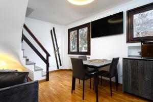 una sala da pranzo con tavolo e sedie di A Casa dell'Orso a Bormio
