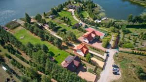Vue aride d'une maison sur une colline à côté d'un lac dans l'établissement Dom nad jeziorem Morenowe Wzgórze, à Płociczno