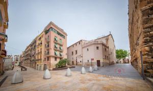 eine leere Straße mit weißen Kegeln darauf in der Unterkunft TarracoHomes-TH08 Apartamento con patio privado en el centro de Tarragona in Tarragona