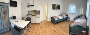 Zimmer mit einem Bett und einem Tisch sowie einer Küche in der Unterkunft Gemütliches Eifeler Gästehäuschen in Nettersheim