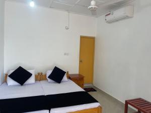 Un pat sau paturi într-o cameră la Gopalapuram Guest House